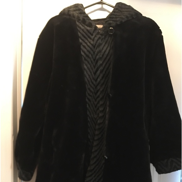 ⭐️Beautiful knee length fur coat ⭐️ - Picture 1 of 5